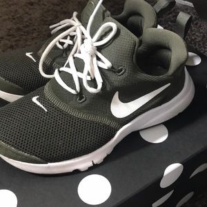 Boys Nike Pesto Fly cargo khaki